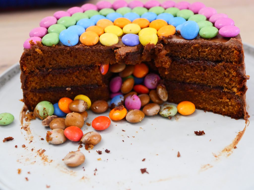 intérieur gâteau pinata - dans la cuisine d'anais