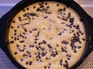 gâteau de Savoie aux pépites de chocolat avant cuisson - dans la cuisine d'anais